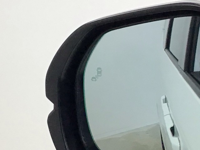 斜め後ろに存在する車を探知。その方向のドアミラー鏡面上にマークを表示し、存在をお知らせしてくれます。また、その方向にウインカーを操作すると、マークの点滅と警告音で注意を促します！