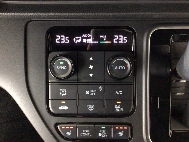 【左右独立オートエアコン】左右席で独立温度コントロールが可能です。運転席はキンキンに冷やして助手席はマイルドにと言った設定が可能です☆暑さ寒さでケンカすることもなくなりますね♪