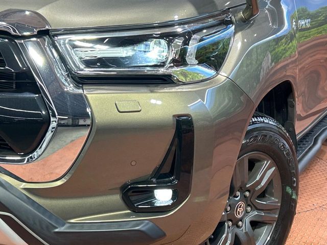 【LEDヘッドライト】悪天候や夜間走行時も良好な視界を確保し安心して運転できる高輝度LEDヘッドライトを装備！点灯速度が早く、消費電力も抑えられています。
