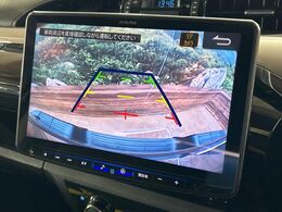 【バックカメラ】駐車時に後方がリアルタイム映像で確認できます。大型商業施設や立体駐車場での駐車時や、夜間のバック時に大活躍！運転スキルに関わらず、今や必須となった装備のひとつです！