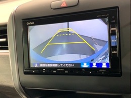 リバースギアに入れるだけで後方の表示へ切り替わります。夜間や雨の日の駐車も楽になりますよ。