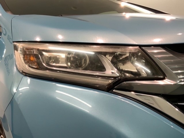 LEDヘッドライトは、点灯の瞬間から最大光量を発揮し、突然暗くなるトンネルなどでの安定感を高めます。