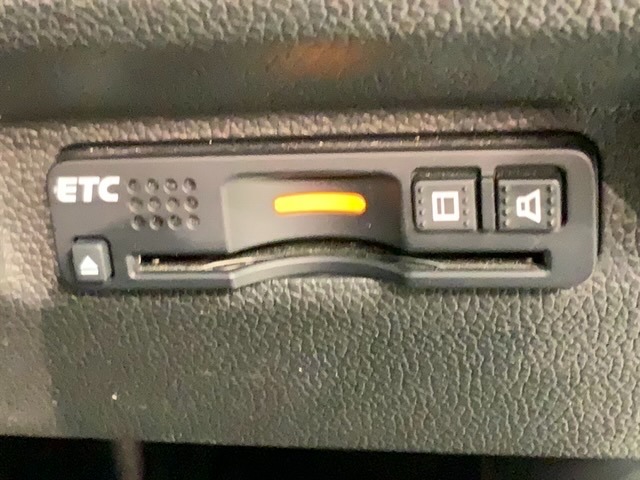 いまや快適なカーライフに欠かせないETCが付いています。