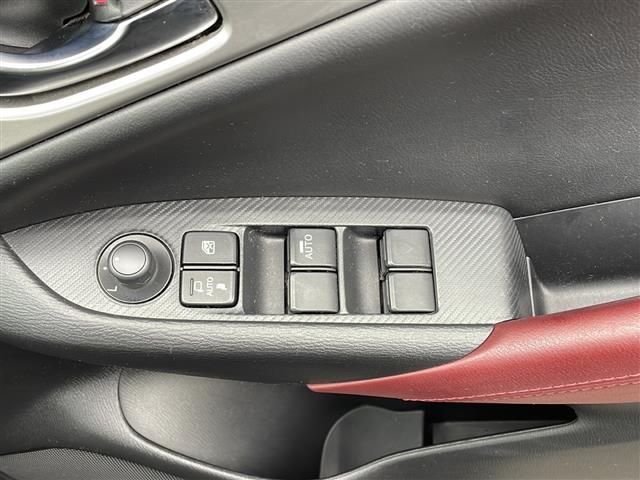 【パワーウインドウ】運転席のスイッチで、各席の窓ガラスの開閉ができます。あると便利ですよね。