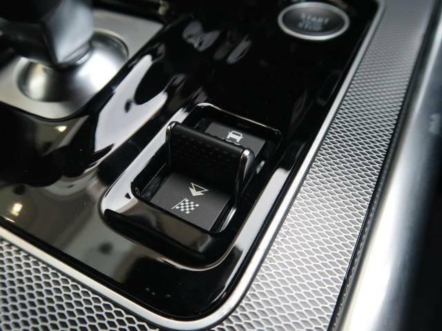 JaguarDriveコントロールは標準・ダイナミック・ウィンターの各モードを選択可能。ステアリング、スロットルレスポンス、シフトポイントを最適化。気分や路面状況にあわせてセレクトしてください。