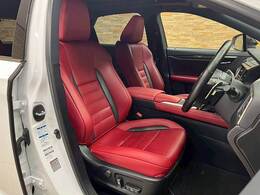 【レザーシート】ならではの高級感あふれる内装がこたわりのアイテム。見た目の高級感とより上質な座り心地をお楽しみください。