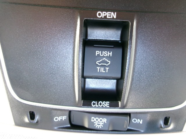サンルーフの開閉もスイッチ一つで楽に操作できます。
