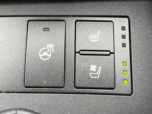 【シートベンチレーション】夏場は涼しい風でお尻や背中の熱やムレを防ぎ、冬はエアコンよりも早く温まってポカポカに！季節を問わず快適に過ごせます。