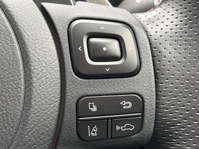 【プリクラッシュセーフティ】前方の車両等を検知し、衝突しそうな時は警報で注意を促し、ブレーキを踏む力をサポート。ブレーキを踏めなかった場合は衝突被害軽減ブレーキが作動、衝突回避をサポートします。