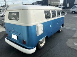 空冷式エンジンの為、風を取り込む部品が取り付けられています。