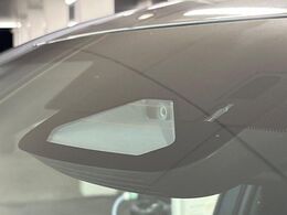 【セーフティシステムプラス】走行中に前方の車両等を認識し、衝突しそうな時は警報とブレーキで衝突回避と被害軽減をアシスト。より安全にドライブをお楽しみいただけます。
