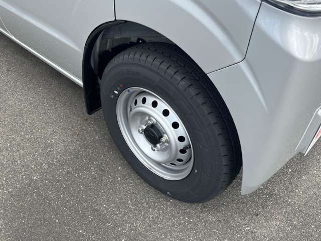 ☆お車についた傷やヘコミ、事故の修理もハヤシにお任せください。自社鈑金工場で修理ができますの安心です☆