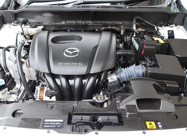 SKYACTIV-G1.5は、静かでスムーズな走りが自慢！加速もとっても軽やかだから、信号待ちからの発進もスイスイ。毎日の運転が、もっと快適でストレスフリーになりますよ。
