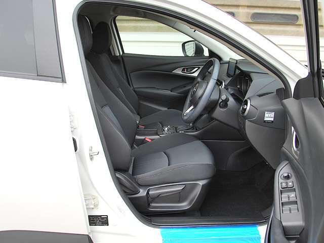 体にフィットするシートで、長時間の運転でも疲れにくいんです。しっかり支えてくれるから、ドライブ中もずっと快適に過ごせます