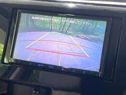 【バックカメラ】駐車時に後方がリアルタイム映像で確認できます。大型商業施設や立体駐車場での駐車時や、夜間のバック時に大活躍！運転スキルに関わらず、今や必須となった装備のひとつです！