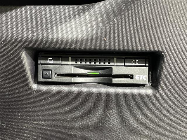 【ETC】有料道路を利用する際に料金所で停止することなく通過できる、ETC車載器（ノンストップ自動料金収受システム機器）が装備されています。セットアップを行うことで利用可能になります。