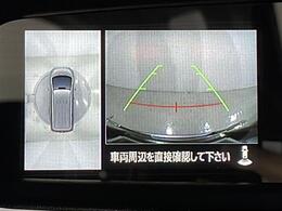 【マルチアラウンドモニター】まるでクルマを真上から見下ろしたかのような視点で駐車をサポートします！クルマの斜め後ろや真横など、前後左右の4つのカメラの映像が合成されて、モニターに映し出されます。