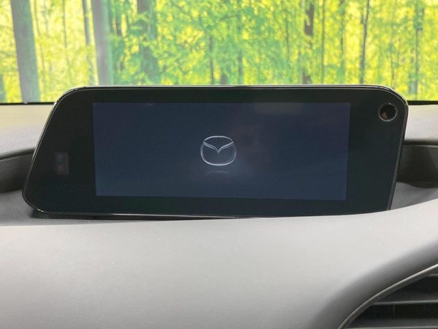 【8.8インチマツダコネクト】車内の雰囲気にマッチした大型のディスプレイ。スマホ接続でのナビ使用やBluetooth再生等、様々な機能が楽しめます。直感的なダイヤル操作が可能で、使い勝手も良好です。
