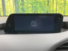 【8.8インチマツダコネクト】車内の雰囲気にマッチした大型のディスプレイ。スマホ接続でのナビ使用やBluetooth再生等、様々な機能が楽しめます。直感的なダイヤル操作が可能で、使い勝手も良好です。