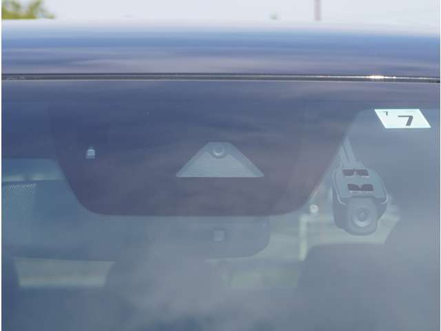 衝突被害軽減ブレーキのカメラやセンサーはフロントガラス内に入っています。