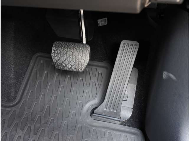 オルガン式アクセルペダル採用で運転時の疲労軽減し、とっさの踏み間違いも置きにくくなります。