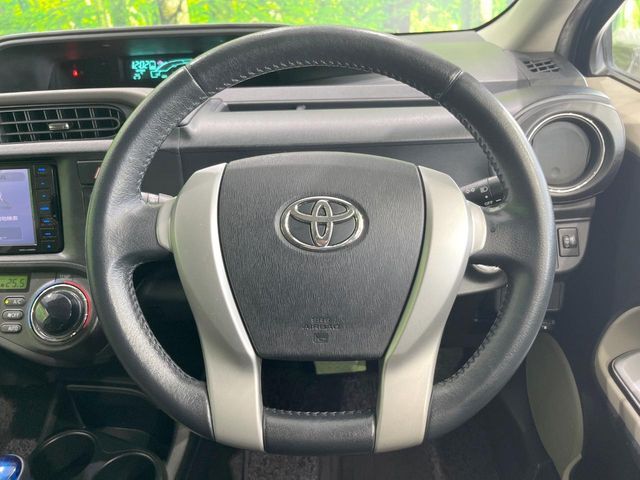 インテリアに合わせたデザインのステアリングは、運転される方のことも考え、運転しやすい形状、大きさです。是非一度、実際に触ってお確かめください。