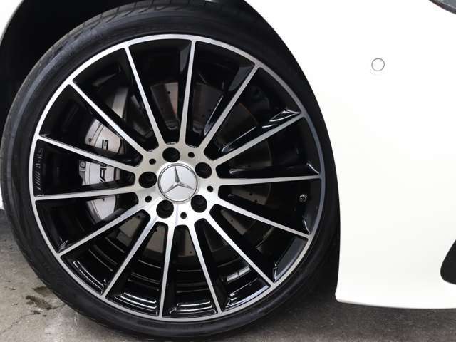 AMG20インチアルミホイールを装備！高い安定性と耐久性を実現するAMGロゴ入りブレーキキャリパー＆ドリルドローターを搭載です！