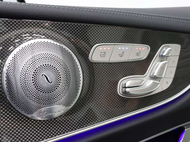 ドライブ中の車内に臨場感あふれる空間を演出するブルメスターサウンドを装備！低音、中音、高音をお好みに合わせて設定して頂く事も可能になります！