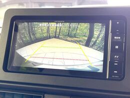 【バックカメラ】駐車時に後方がリアルタイム映像で確認できます。大型商業施設や立体駐車場での駐車時や、夜間のバック時に大活躍！運転スキルに関わらず、今や必須となった装備のひとつです！