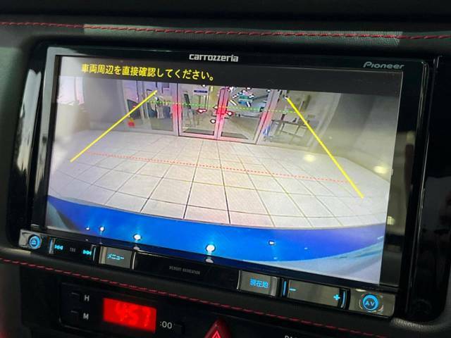 【バックカメラ】駐車時に後方がリアルタイム映像で確認できます。大型商業施設や立体駐車場での駐車時や、夜間のバック時に大活躍！運転スキルに関わらず、今や必須となった装備のひとつです！