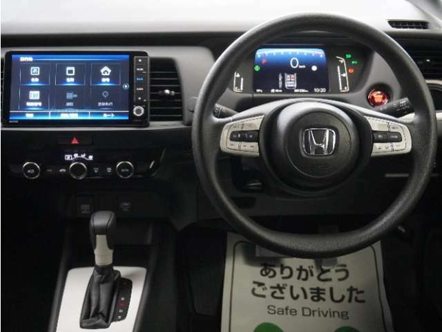 運転にかかわる様々な操作を安全に行えるように視点移動が少なく、操作性に配慮されたスイッチ類が凝縮されたコクピットです。