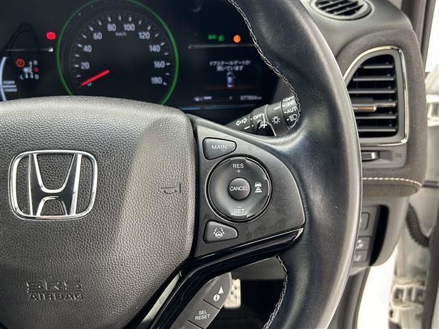 【　レーダークルーズコントロール　】先行車が停止した時は自車も停止して停止状態を保持、先行車が発進した時はドライバー操作により発進し、追従走行を再開します。