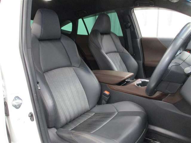 運転席側からの前席ビューです。内装色はブラック系ですので汚れも目立ちにくいです♪