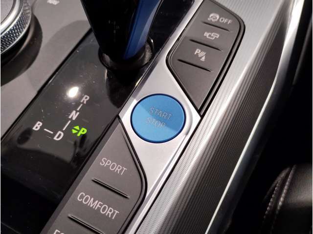 【プッシュスタート】プッシュスタートの最大のメリットは「防犯対策」です。スマートキーと車のIDが合致しないとエンジンは始動させることができません。