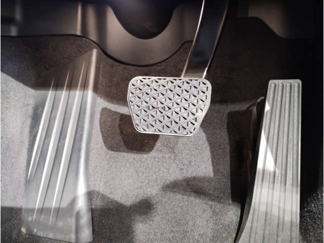 【ペダル】BMWはオルガン式アクセルペダルを採用しています。踏み込む足とペダルが同じ軌跡を描くため、かかとがずれにくく、アクセルコントロールがよりしやすくなるメリットがあります。