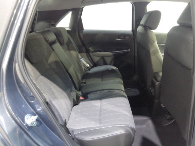 リアシートもゆったり快適に座っていただけますので、後部座席にお乗りの大切な方も楽しくドライブに参加していただけます。