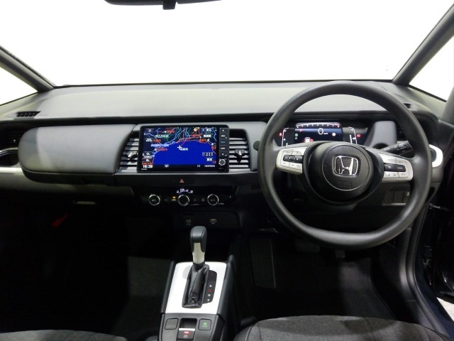 ドライバーを包み込むように、ディスプレーやスイッチ、コンソールを配置。座った瞬間から運転への期待が！空間そのものの心地よさにこだわっています。