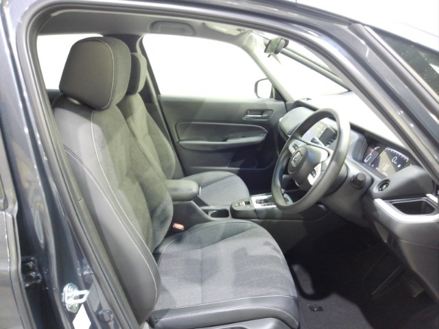 すわり心地の良い運転席・助手席です。長時間のドライブの疲れ軽減に貢献します。どうぞ快適なドライブを♪