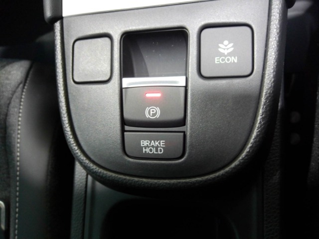 スイッチを引くだけで、パーキングブレーキが作動します♪