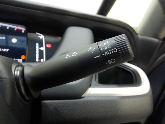 オートライト付きです。手元での操作なしでヘッドライトのON/OFFできます。トンネルでの点灯・消灯忘れ防止に役立ちます！