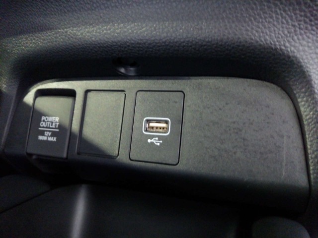 便利な充電用USBジャックも付いています☆周辺機器の充電にご利用頂けます☆