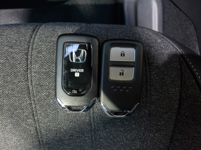 スマートキー付！キーを取り出さなくてもドアロックの施錠・開錠、エンジンの始動が出来ます！雨の日や荷物の多い日にとても便利ですね♪