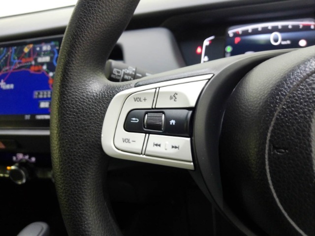 ハンドルにオーディオの操作スイッチが装備されています！視線を前方から外さずハンドルから手を離さずに操作できるのでとっても安全ですね♪