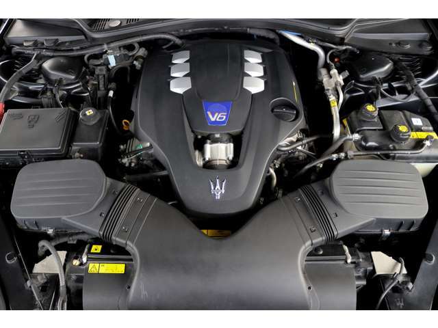 ＜出力＞410ps（302kW）/5500rpm　　＜トルク＞56.1kg・m（550N・m）/1750から5000rpm　　＜種類＞V型6気筒ツインターボ