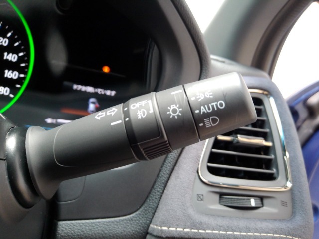 オートヘッドライト標準装備です。車外の明るさに応じて自動的にヘッドライトの点灯・消灯をしてくれます。トンネルの出入り口などで活躍してくれます。