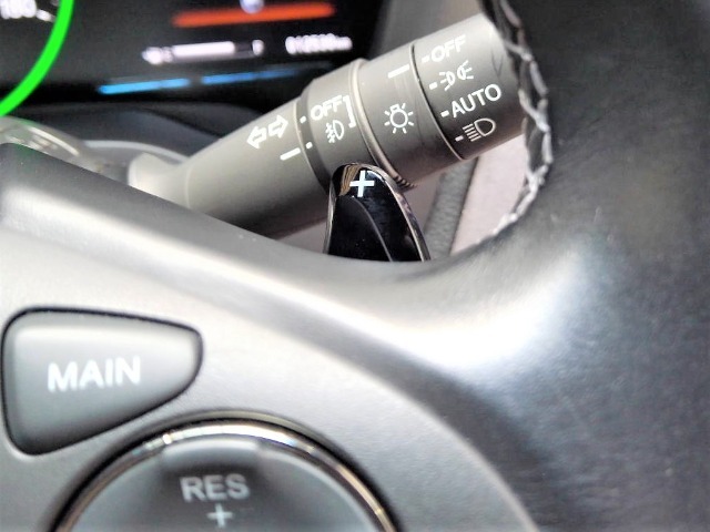 ステアリングから手を離すことなく、マニュアル車感覚のシフトチェンジが楽しめます。