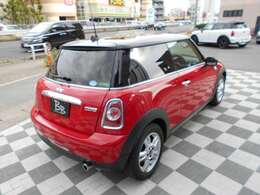 他にも、ホワイトターンシグナルライトや、フォグライト、ETC、ドライブレコーダー（前方）、リア3面スモークフィルム、クロームラインエクステリア、純正15AWなどなど装備も充実の一台です。