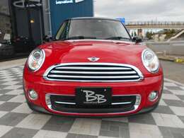 2014年式のMINI3ドアハッチバック、ノンターボエンジン搭載の「クーパー」が入庫致しました。BMW第二世代（R56型）でもマイナーチェンジ後の最終型で、内外装やエンジンが改良された人気モデルです！