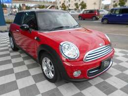 ボディーカラーは「チリレッド」がチョイスされており、ルーフ＆ドアミラーは「ブラック」になります。走行距離は30，200kmのワンオーナー、禁煙車となります。内外装、機関系共に状態も良いですよ。