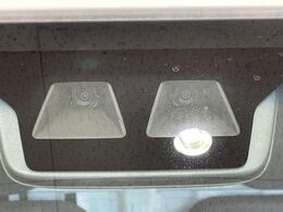 【スマートアシスト】走行中に前方の車両等を認識し、衝突しそうな時は警報とブレーキで衝突回避と被害軽減をアシスト。より安全にドライブをお楽しみいただけます。